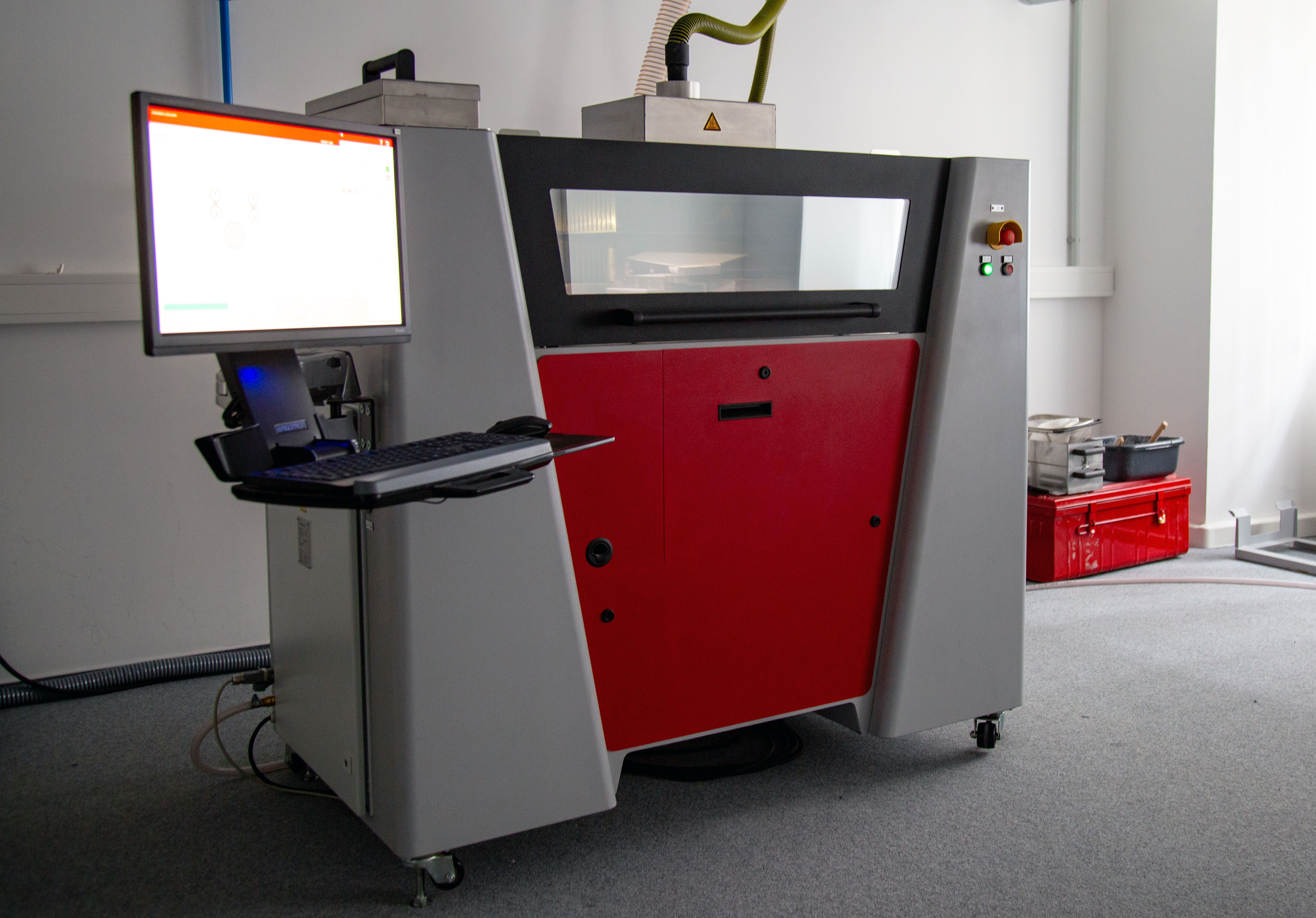 Polymer-3D-Drucker Ein Drucker steht im Raum