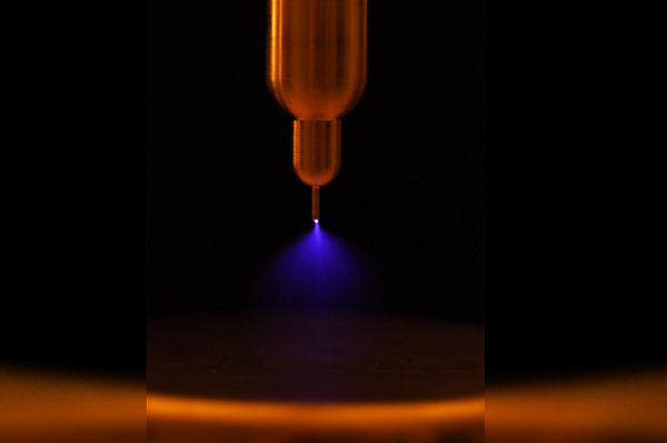 Entladung an einer Spitze-Platte-Elektrodenanordnung in Luft mit angelegter Mischspannung (HVDC mit überlagerter rechteckförmiger Spannung) © C. Leu, HTWK Leipzig 
