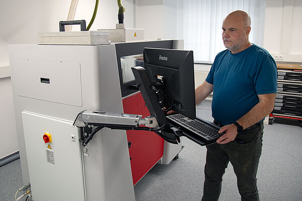 Druckvorgang ein Mann schaut aufs Bedienfeld einen Druckers