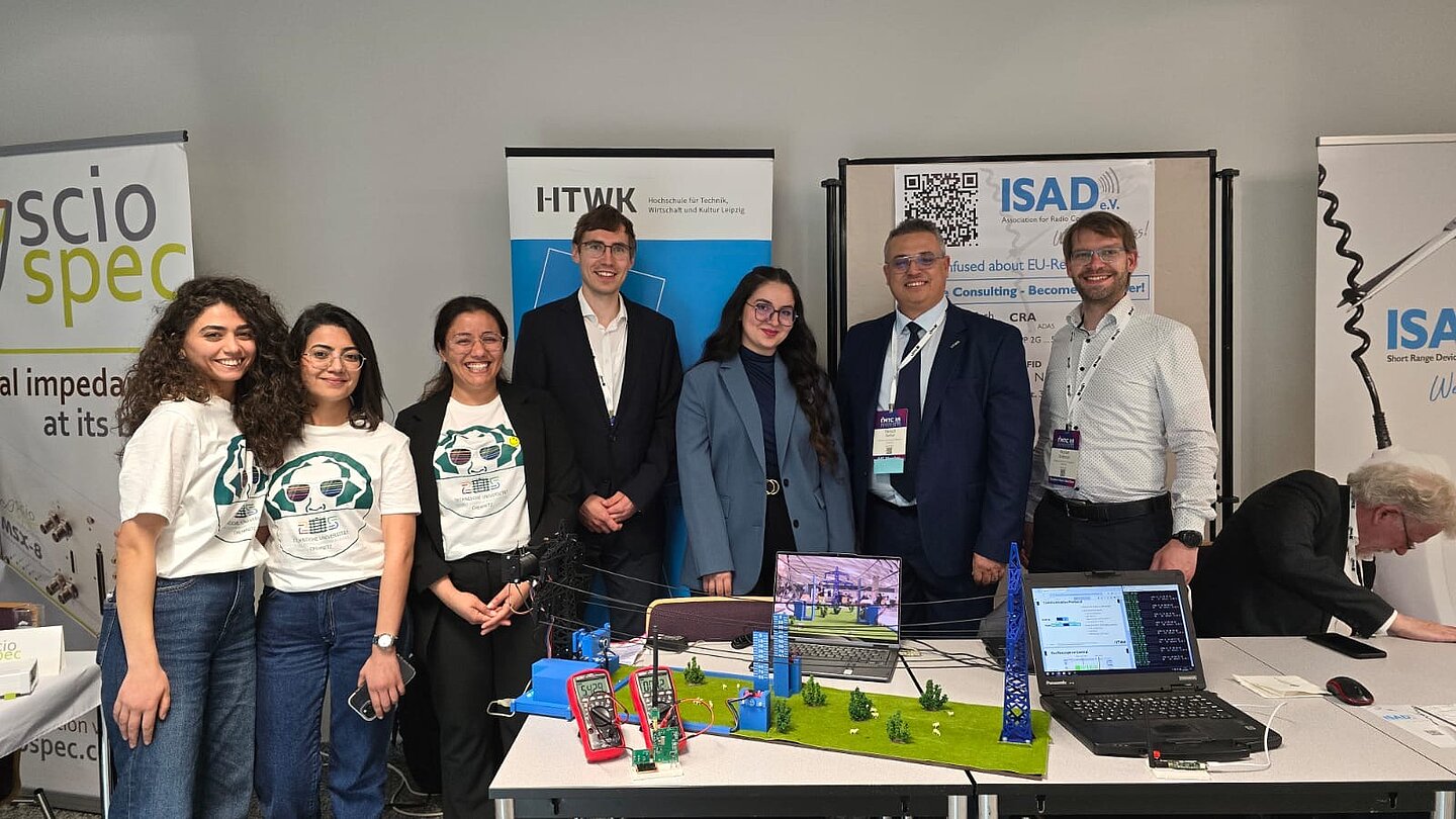 Arbeitsgruppe am HTWK-Stand Gruppe an einem Messestand