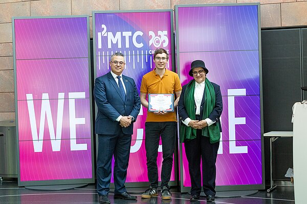 v. l.: Prof. Faouzi Derbel, Robert Fromm, Prof. Olfa Kanoun drei Personen auf einer Bühne