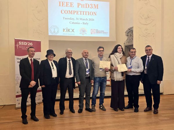 8 Personen stehen für ein Gruppenbild nebeneinander auf der Bühne