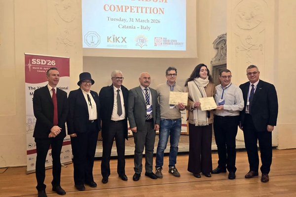 Gruppenbild 8 Personen stehen für ein Gruppenbild nebeneinander auf der Bühne