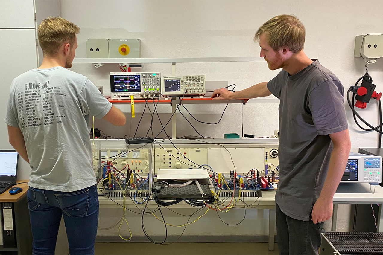 Vermessung des Laboraufbaus einer Dual-Active-Bridge mit einer Schaltfrequenz von 100 kHz ©HTWK Leipzig