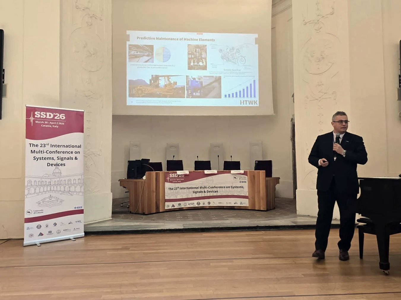 ein Mann steht auf einer Bühne und hält einen Vortrag